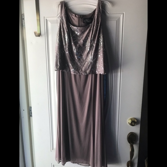 NWT -Stunning Evening Dress 👠🥂💄 - Picture 3 of 9